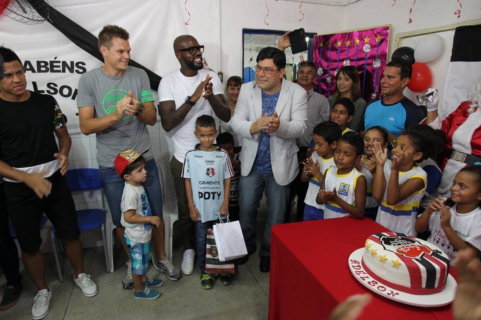 Pequeno torcedor realiza sonho de comemorar aniversário com jogadores do Santa