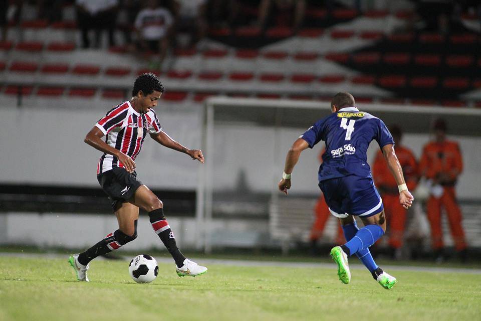 Santa Cruz vence o Confiança e ganha força na Copa do Nordeste