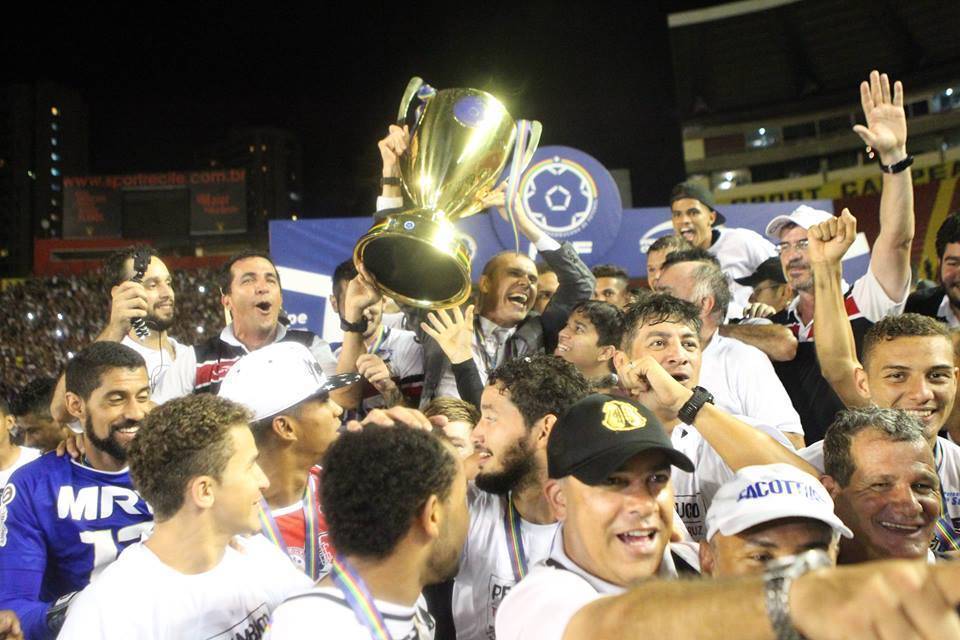 Milton Mendes comemora título e elogia Time de Guerreiros