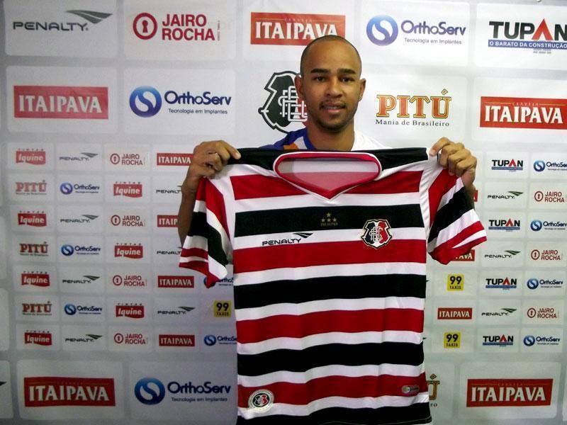João Carlos é apresentado: “Vim com o intuito de ganhar a Série B”