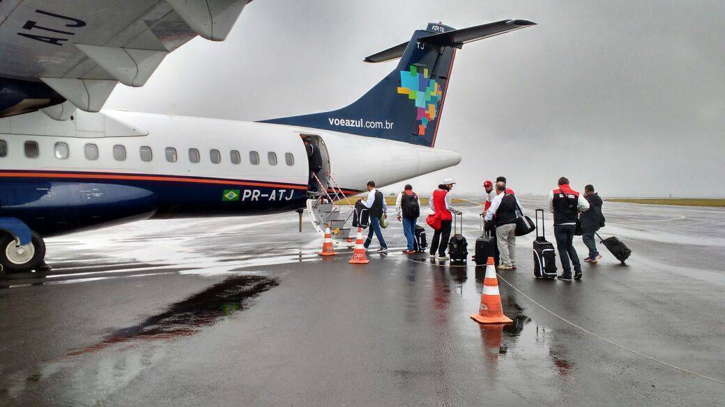 Contra cansaço, Santa freta avião