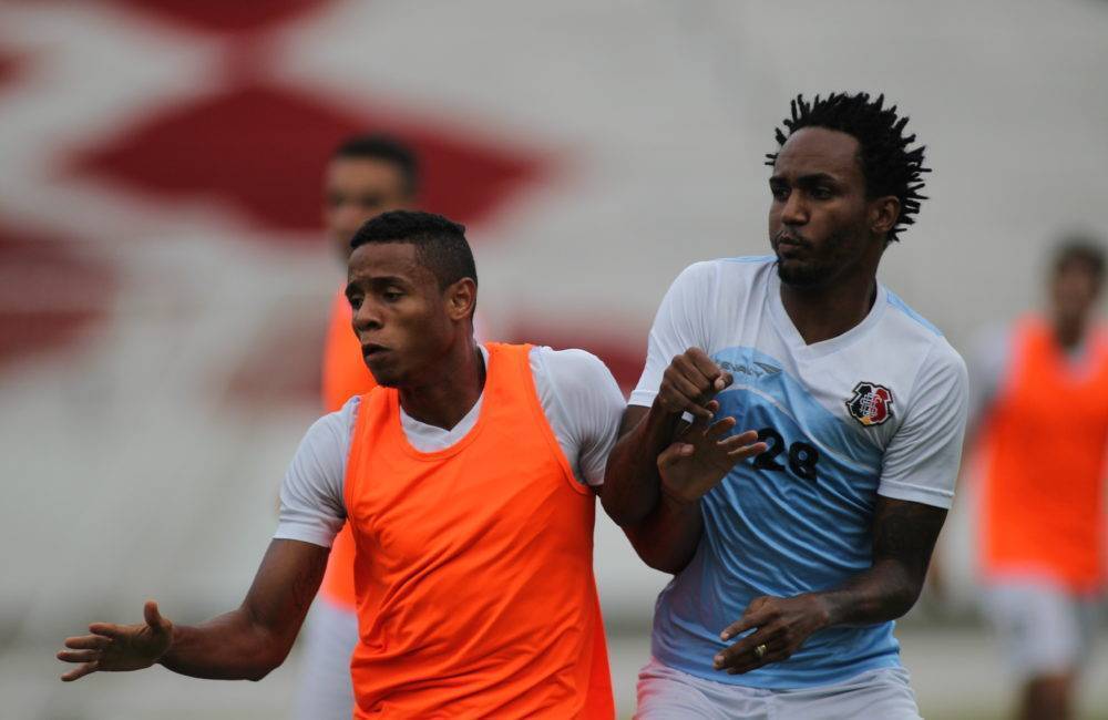 Everton Sena comemora retorno ao time titular