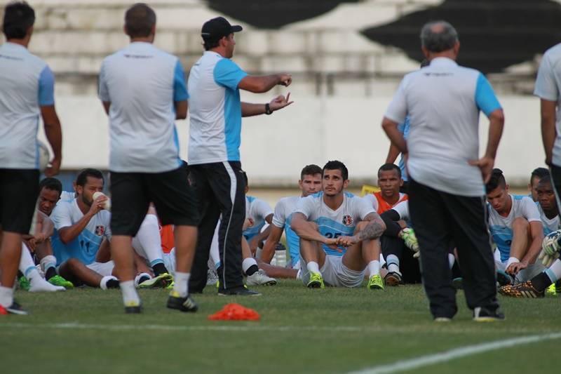 Com montagem da equipe titular, elenco realiza treino tático