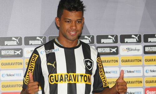 Atacante Wallyson chega ao Arruda