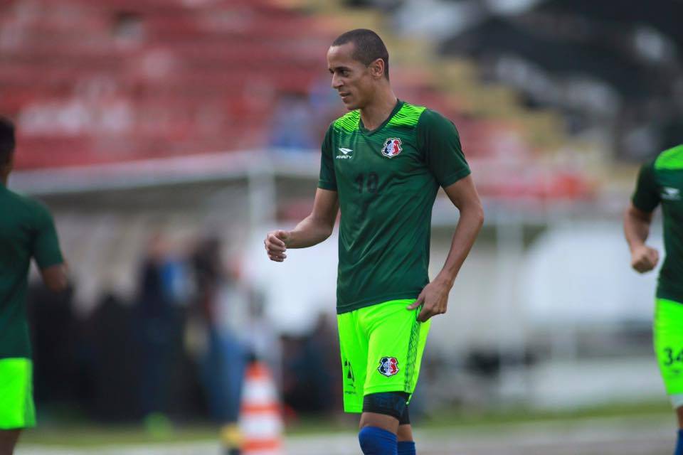 Derley acerta com o Santa Cruz