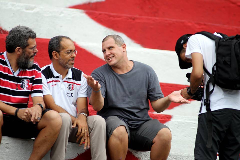 Paixão da torcida coral é tema de documentário exibido na Globosat