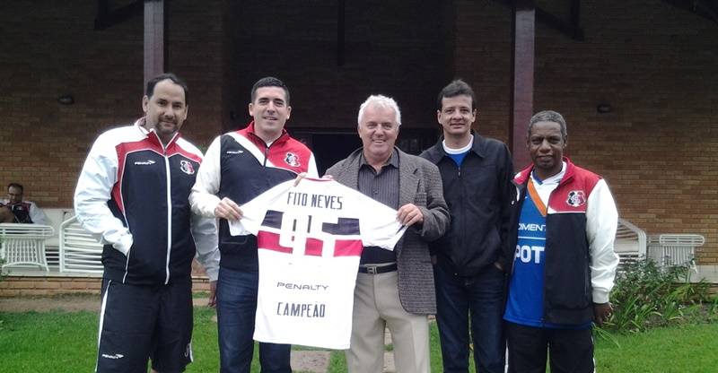 Campeão em 1995, Fito Neves recebe homenagem do Santa