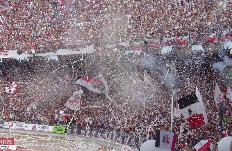 Estádio lotado e Santa: uma combinação que vem de muito tempo