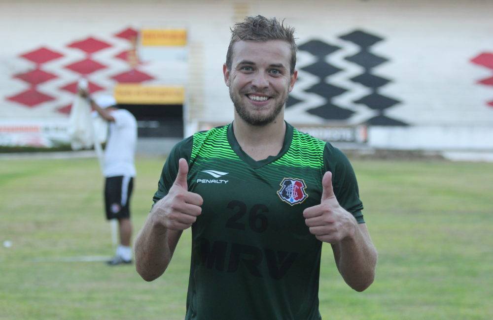 Thomás acerta com o Santa Cruz