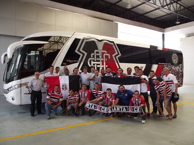 Torcida, diretoria e elenco recebem o novo Expresso Coral