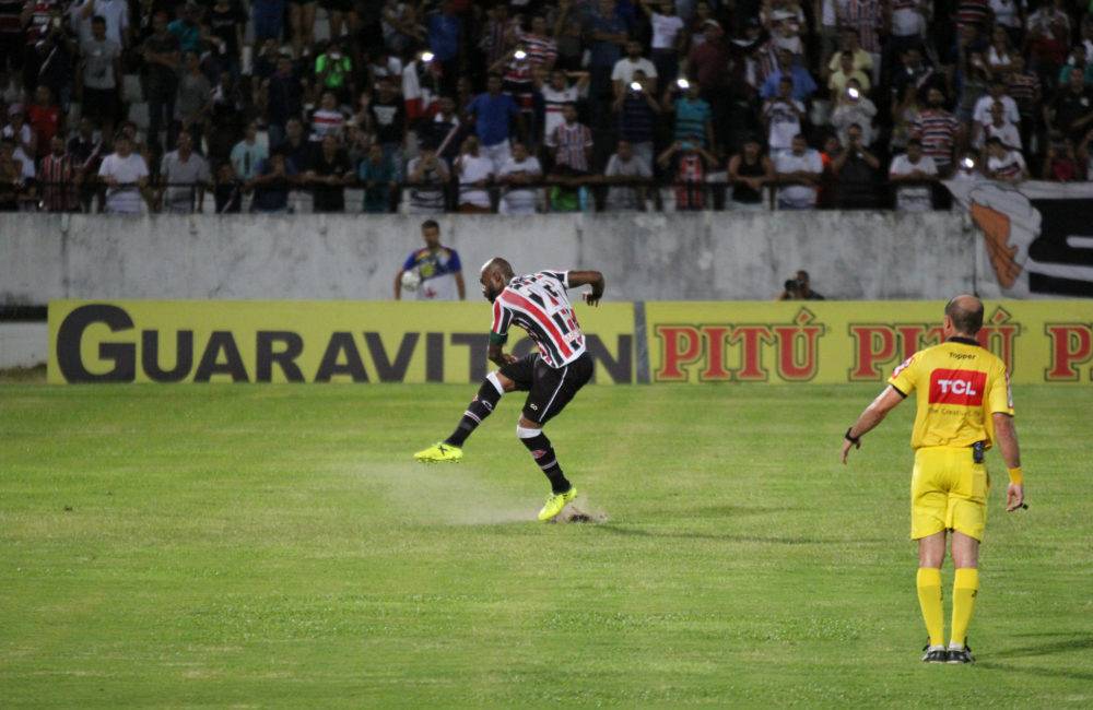Buscando reação, Santa Cruz encara o Brasil de Pelotas