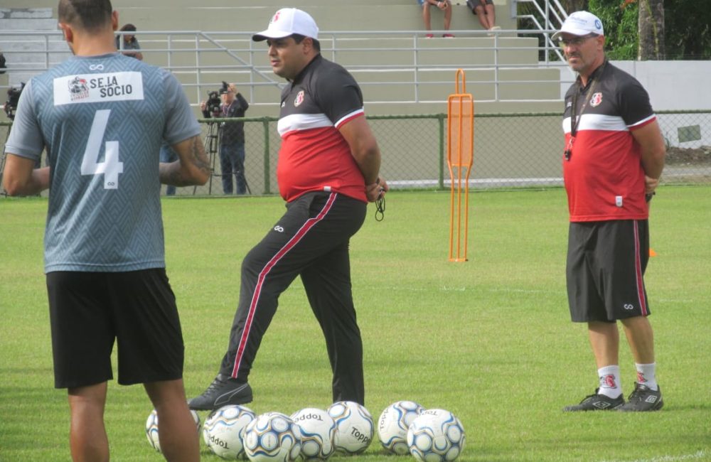 Entrevista com o técnico Leston Júnior