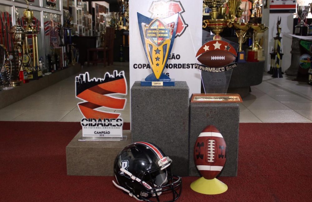 Sala de memórias recebe troféus do futebol americano