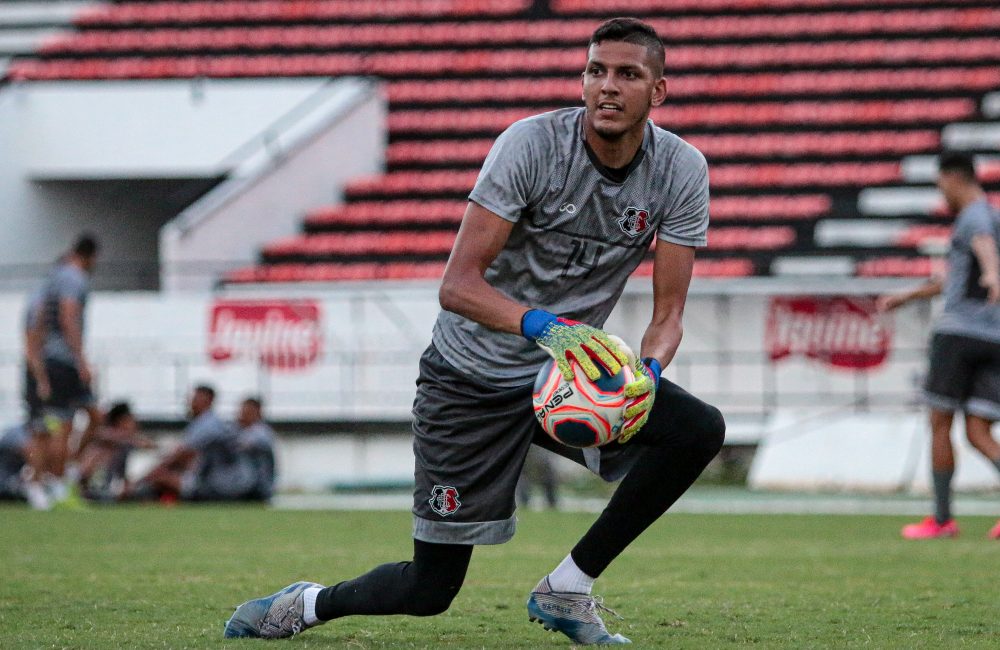Goleiro Filipe Silva é o primeiro contratado do Santa Cruz para 2021