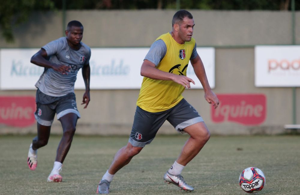 Com mais opções, Bolívar comanda treino no CT Ninho das Cobras