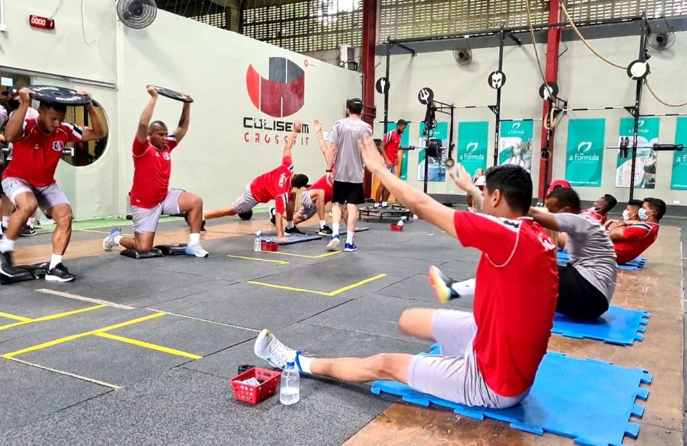 Com foco na parte física, Santa Cruz treina em academia de Aldeia