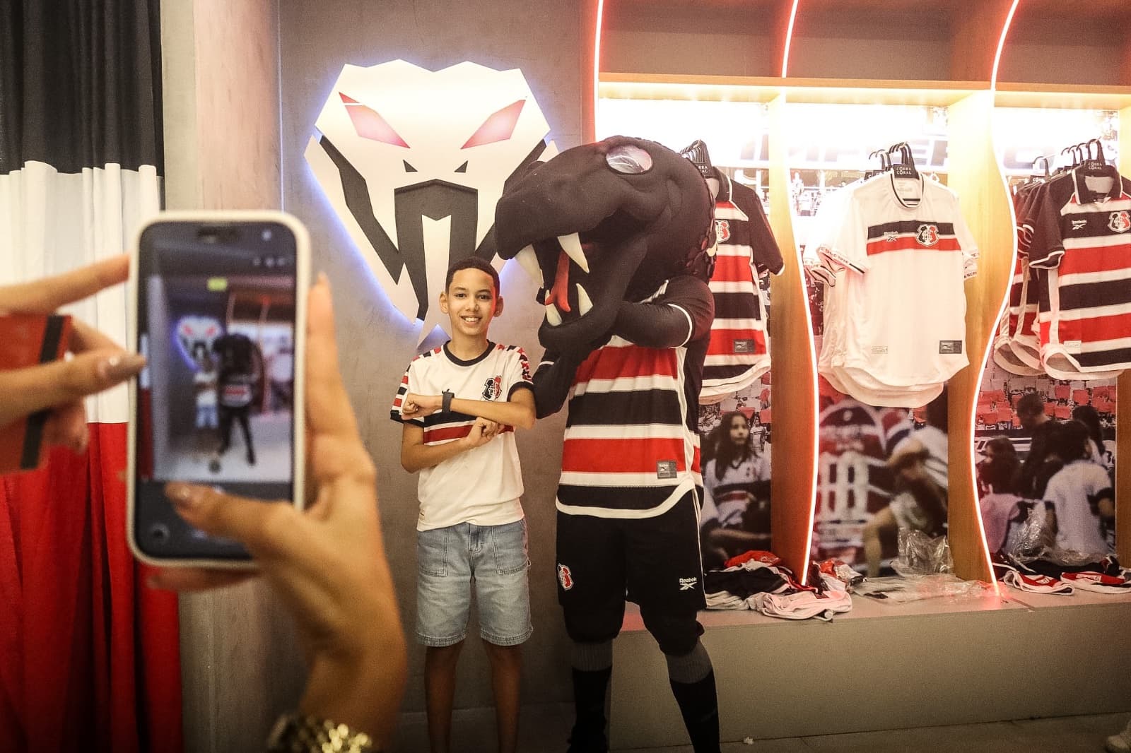 De cara nova! Torcida aprova modernização e se encanta com a nova fachada da Loja do Santa Cruz