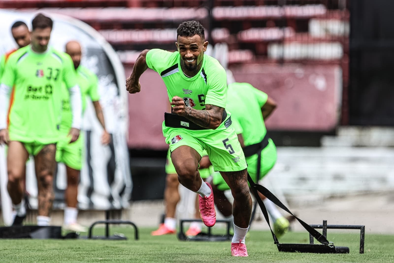 Elenco treina e se aproxima de jogo decisivo