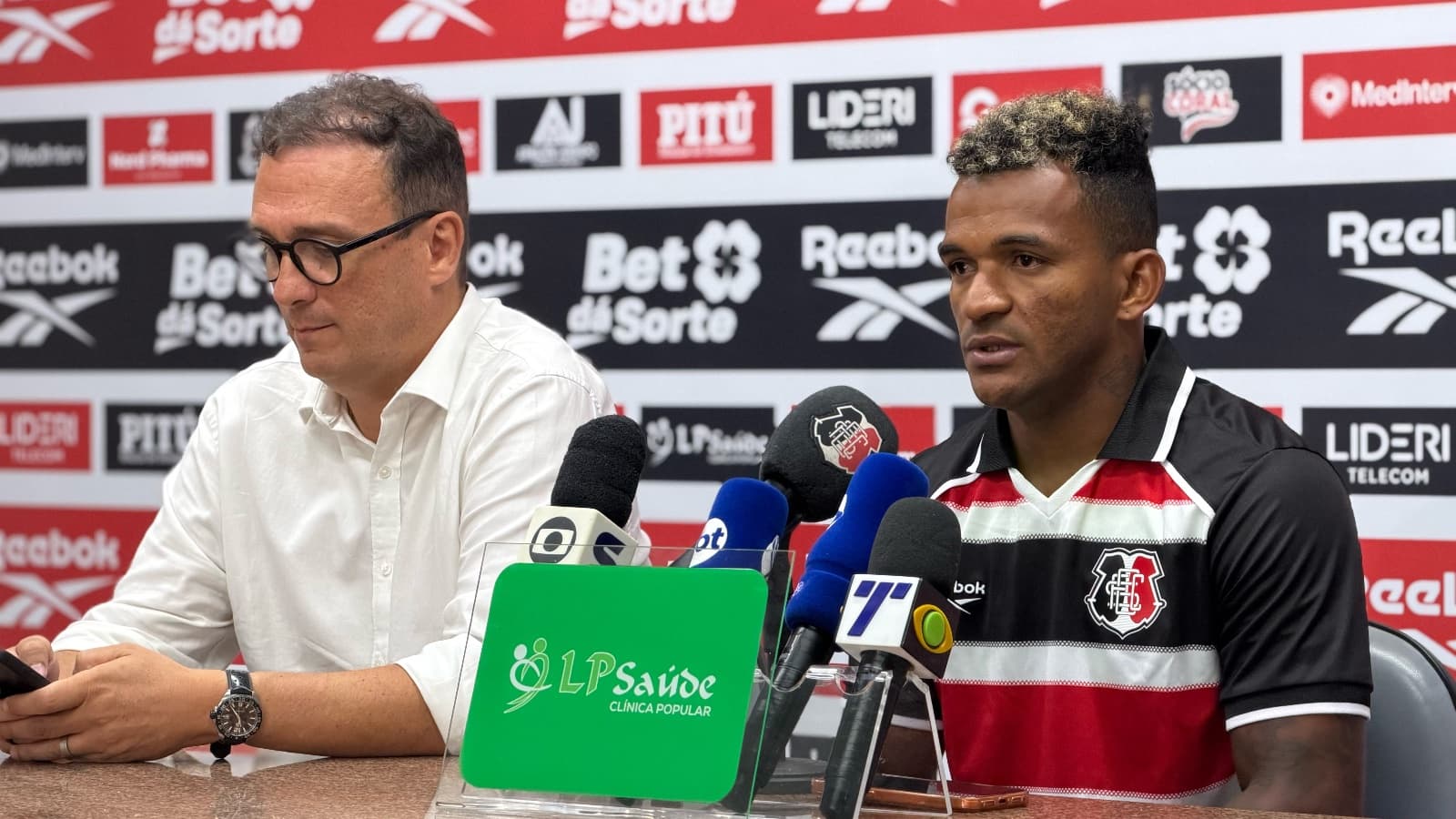 Alex Sandro é oficialmente apresentado à imprensa