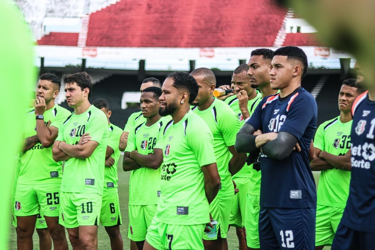 Elenco se reapresenta e diretoria acompanha treino no Arruda