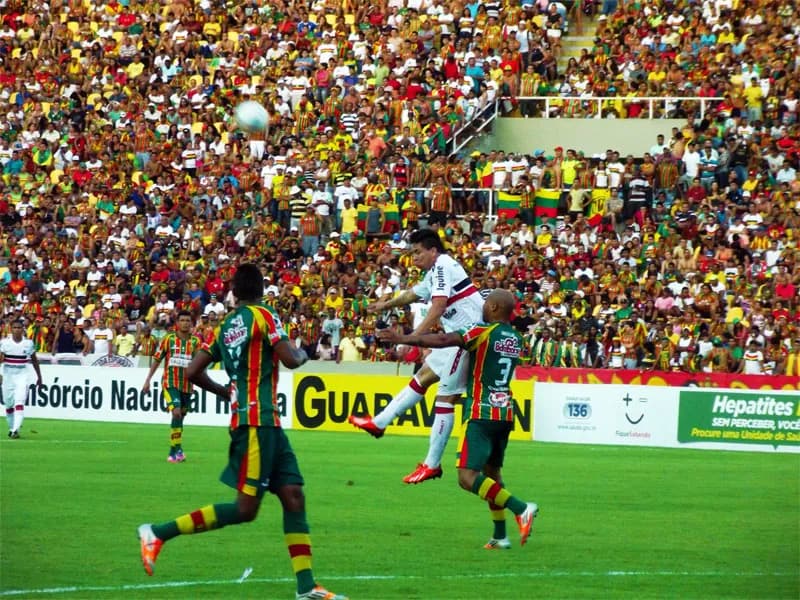 Santa Cruz segura o Sampaio Corrêa (0a0) e fica a uma vitória simples do título da Série C, no Arruda.