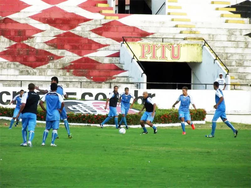 Treino: Três traves, uma bola e dois 'poupados'.