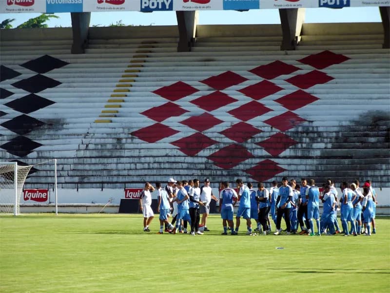 Sexta-feira: Atletas treinam de portões fechados.