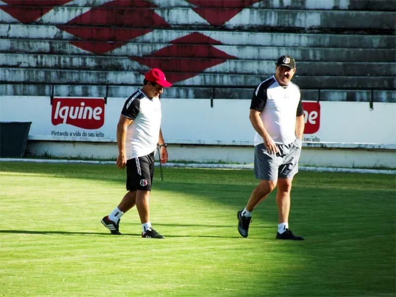Técnico Vica já tem time definido, mas deixa o suspense: "Serão três mudanças."