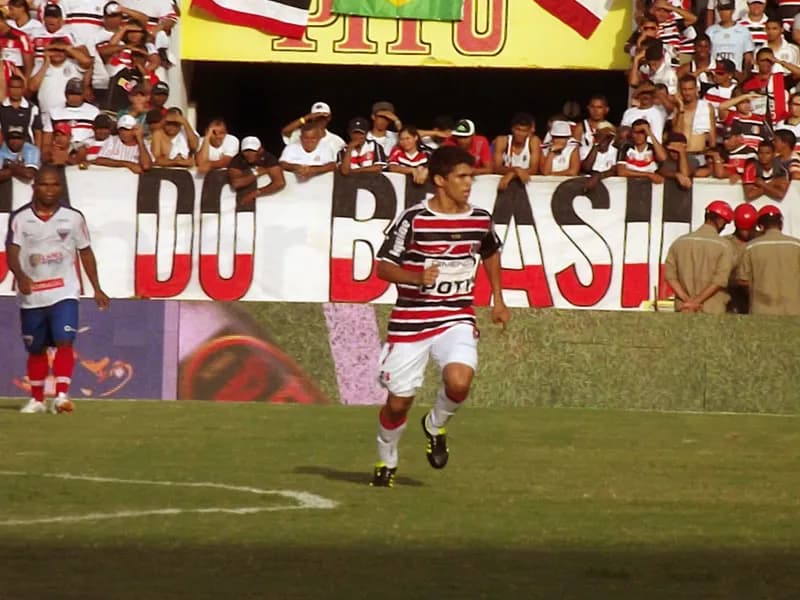 'Tri' na agulha: Camisa 10 Coral só pensa no Pesqueira.