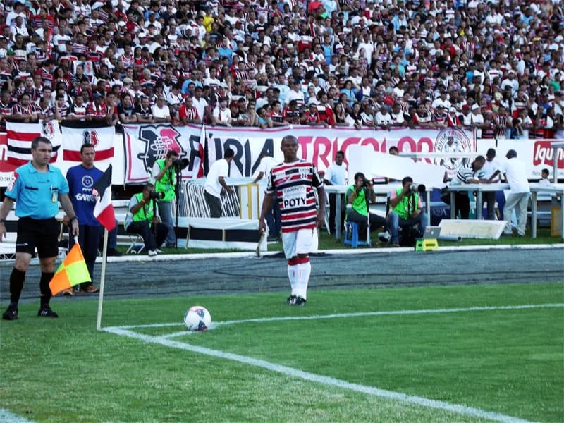 Lateral Oziel comemora chegada à Série B, via acesso e título.