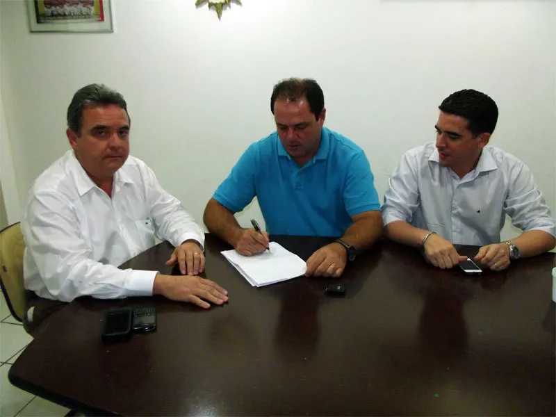Técnico Vica renova contrato com o Santa Cruz para temporada 2014.
