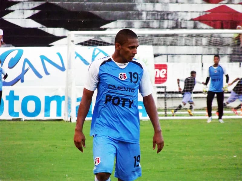 Com contrato até maio de 2014, Panda deseja prorrogar vínculo com o Santa Cruz.