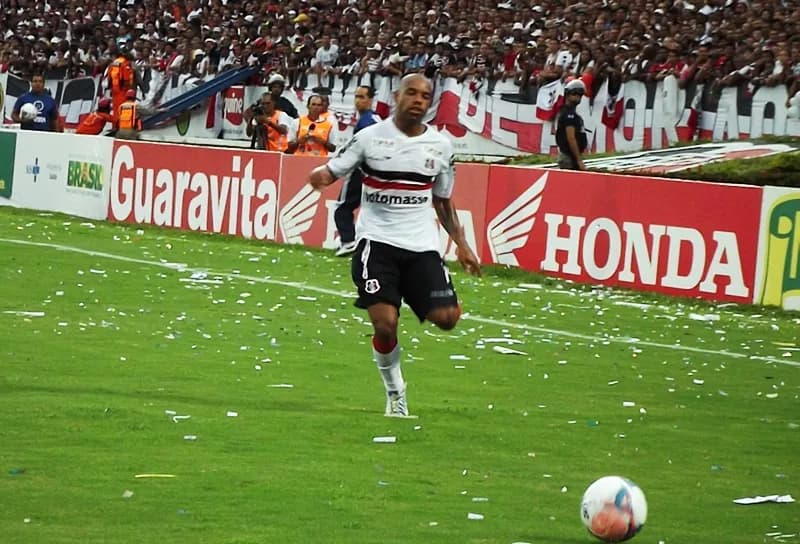 Diretoria descarta renovação com lateral-esquerdo Tiago Costa.