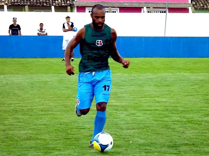 Tiago Costa se diz 'feliz' por mais uma temporada defendendo o Santa Cruz.