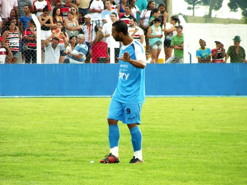 Além de querer surpreender, zagueiro Vagner pensa em ajudar Base a se firmar em 2014.