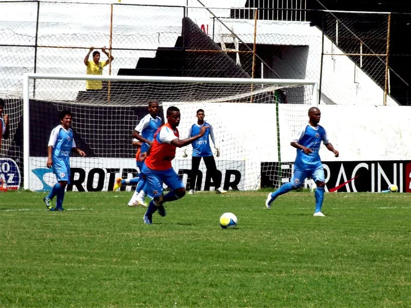 Atletas treinam no Lacerdão, local da estreia na Copa do Nordeste.
