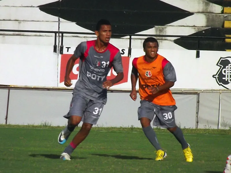 Novo treino tático e time praticamente definido para estreia.