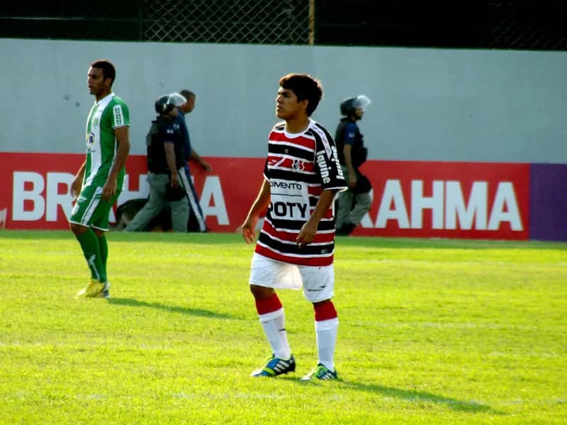 Meia Renatinho fala em contra-ataque para surpreender o Bahia.