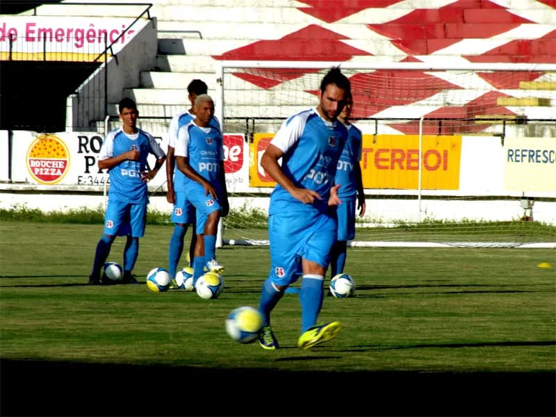 Léo Gamalho à espera dos 'cariocas' para poder estrear na Fonte Nova.