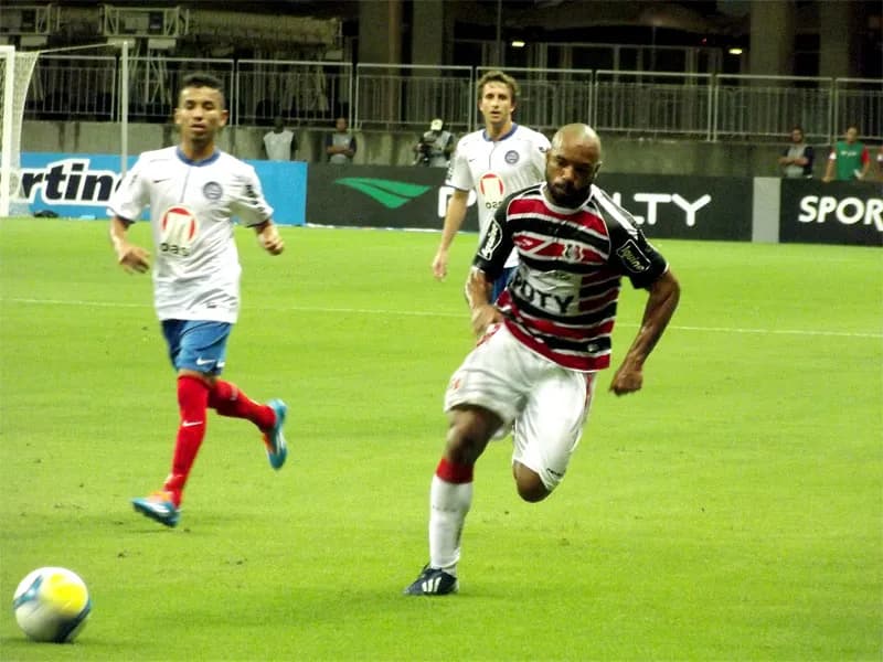 Autor do gol Coral, na Fonte Nova, Tiago Costa ressalta identidade do time, dentro e fora de casa.