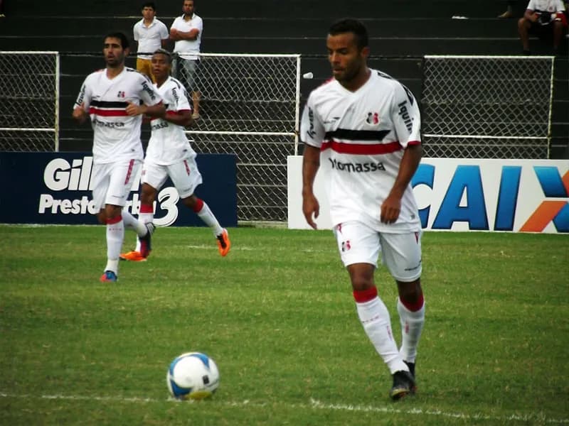 Carlos Alberto lamenta estreia com derrota, mas diz que tem muito a mostrar.