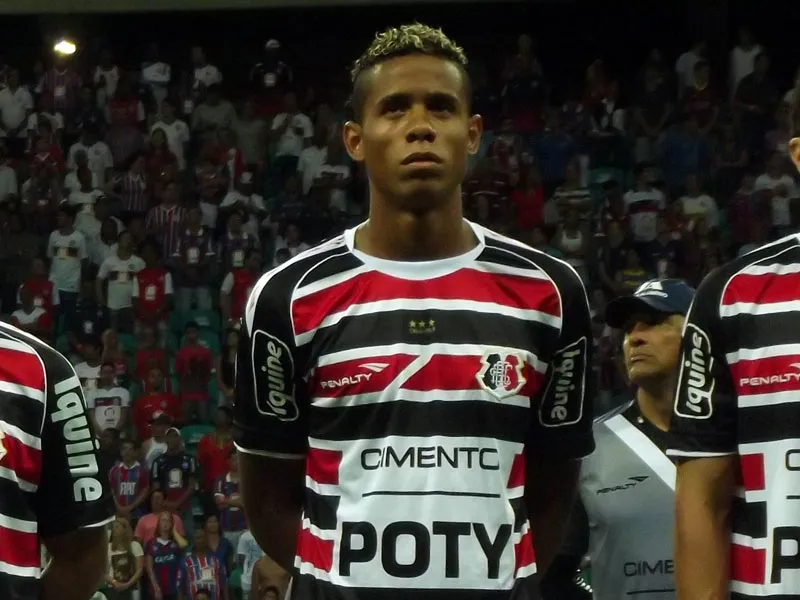 Zagueiro Everton Sena não quer mais repetir vacilos na defesa, agora, jogando em Maceió/AL.