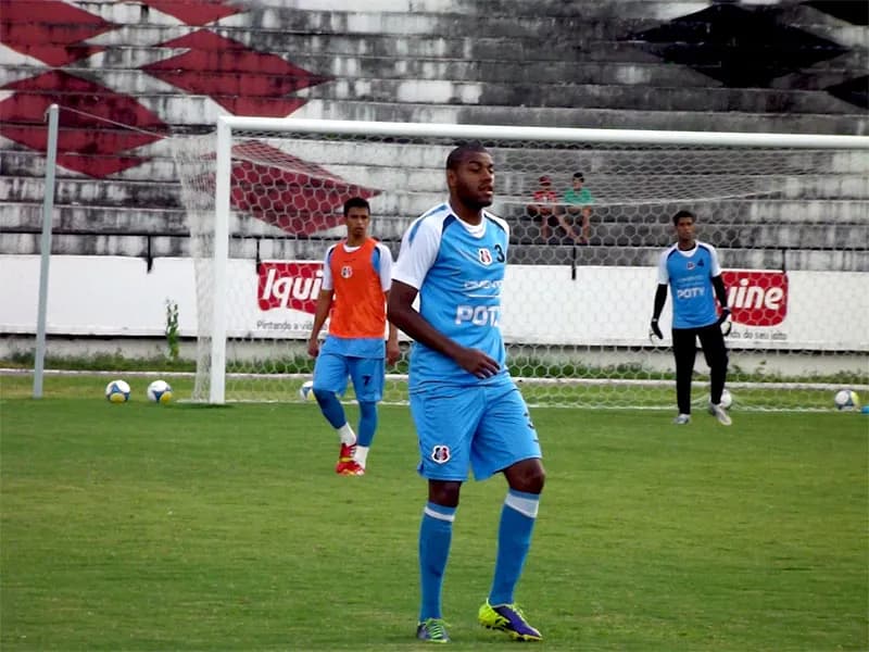 Cassiano fica à disposição para atuar como centroavante.