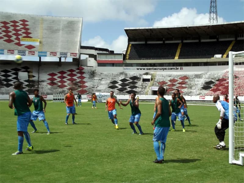 Santa Cruz pronto para seguir viagem até Maceió/AL, após treino desta manhã.