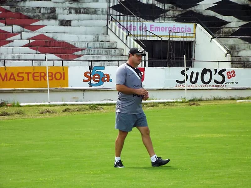 Sem Léo Gamalho, técnico Vica só anuncia o time momentos antes do jogo.