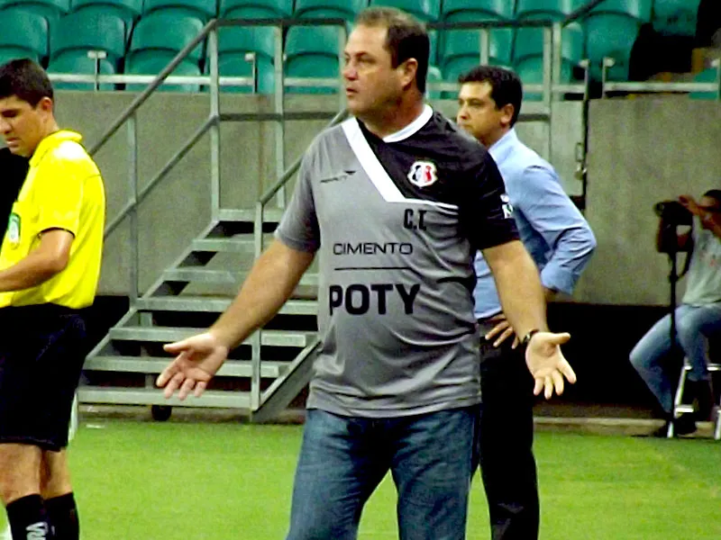 Surpreso, Vica desmente diretor do CSA/AL: "Isso não saiu da minha boca."