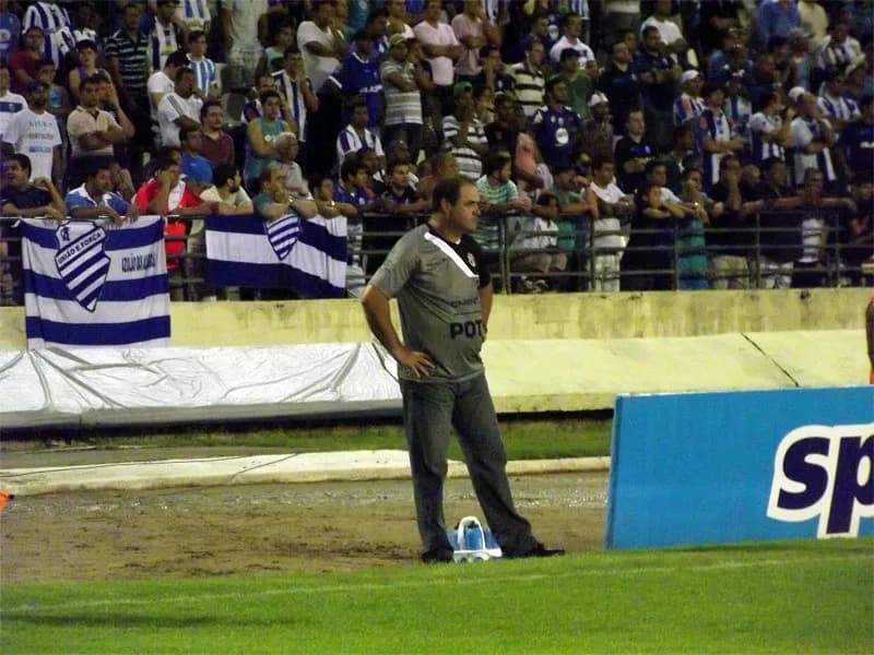 CSA/AL 1x1 Santa Cruz: Técnico Vica não comemora empate.