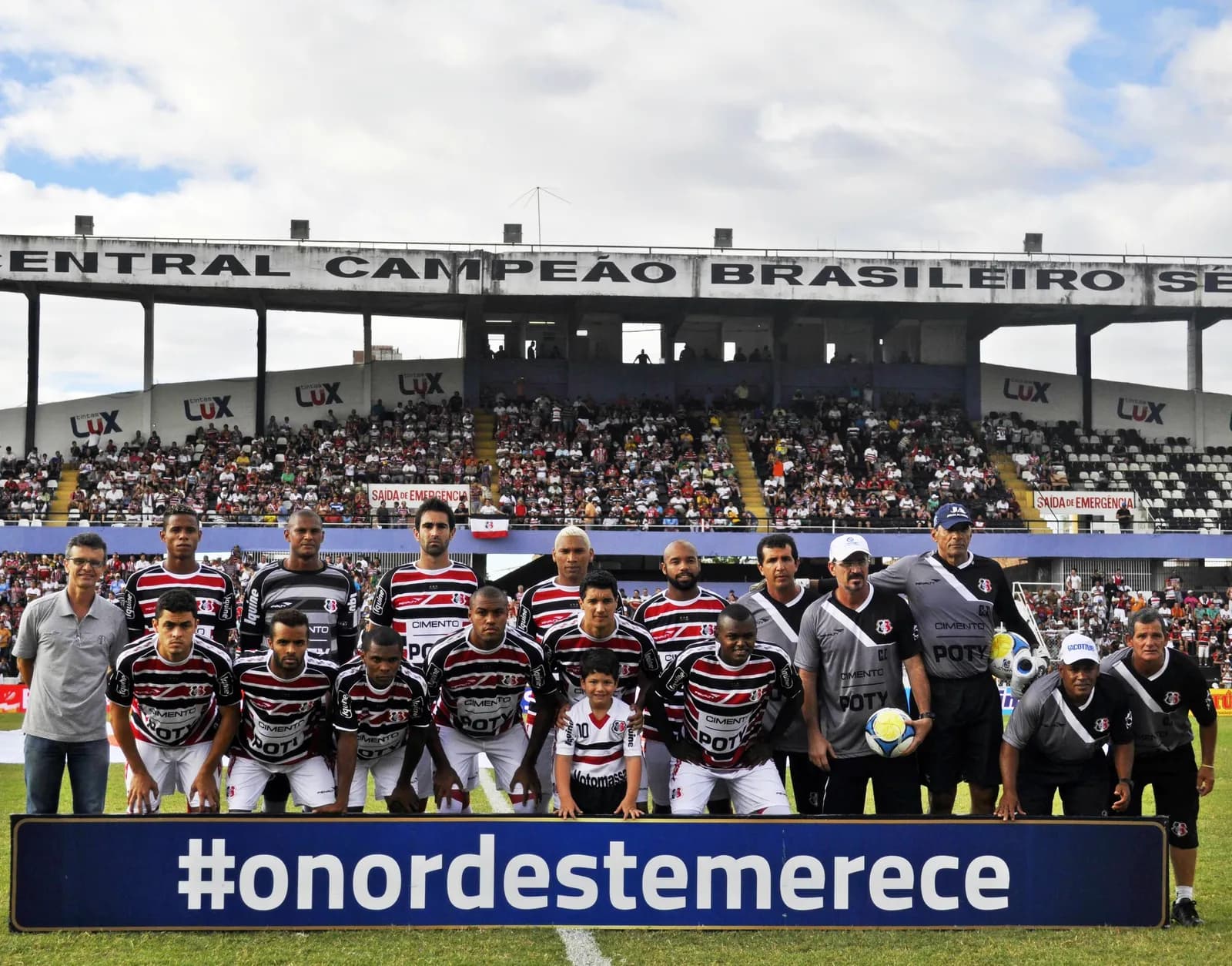 Santa Cruz vence o Bahia (2x1), no Jogo dos 100 Anos, e torcida canta 'parabéns pra você.'