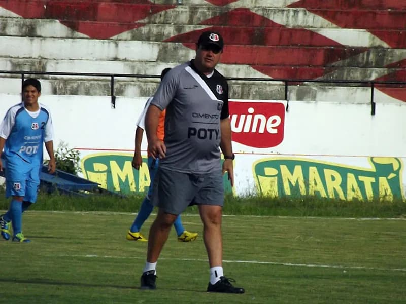 Técnico Vica não espera 'jogo fácil', diante do Vitória da Conquista-BA.
