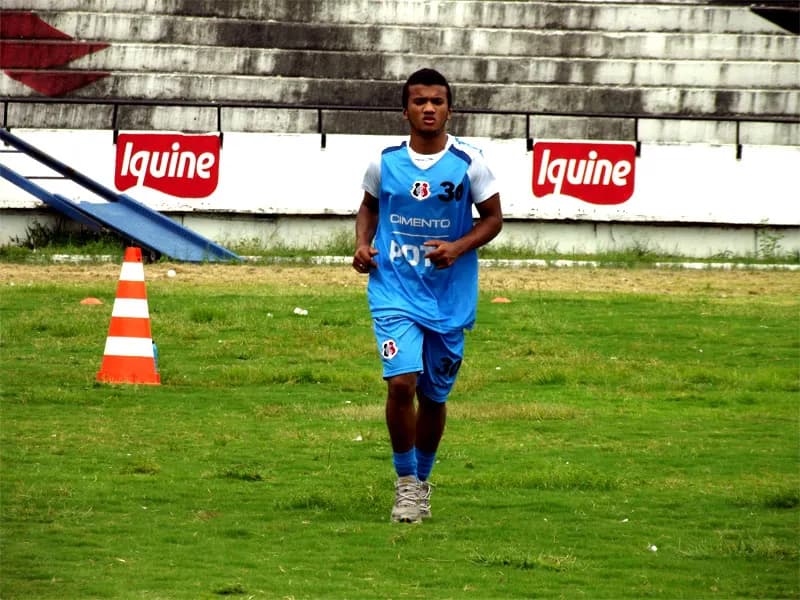 20 atletas relacionados para Vitória da Conquista-BA x Santa Cruz.
